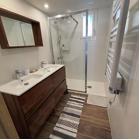 Bas De & Jardin - Climatise - 10mn A Pied Plages & Parking - Les Bambous بيت للعطل *
